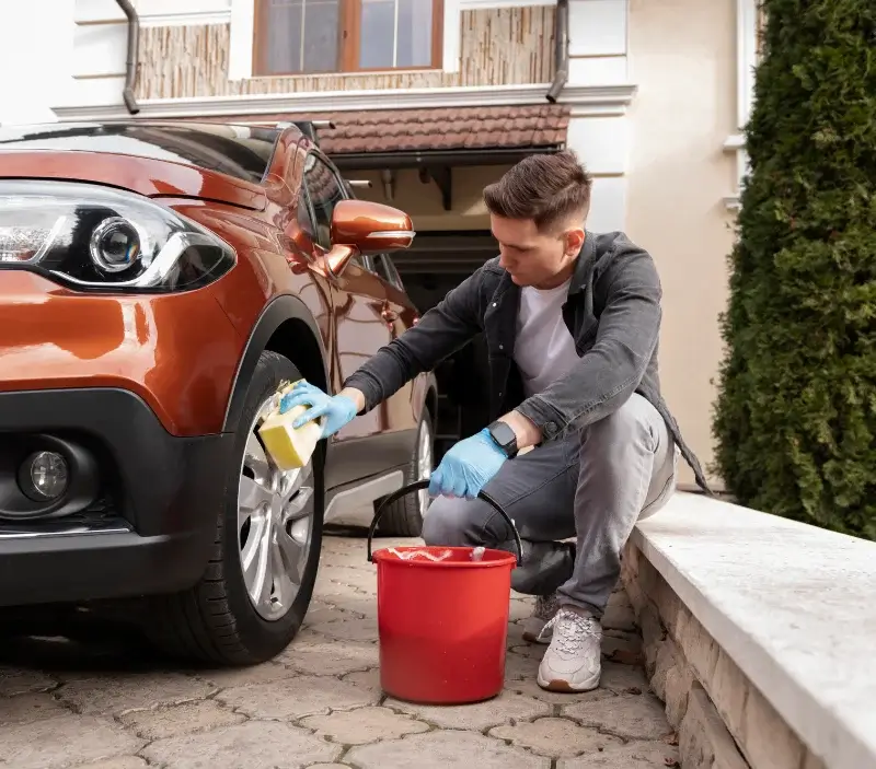 Lavage auto à domicile Sainte-Radégonde-des-Noyers : professionnel intervenant sur un véhicule
